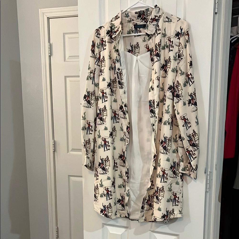 Patterned Button-Up Shirt - Picture 4 of 4
